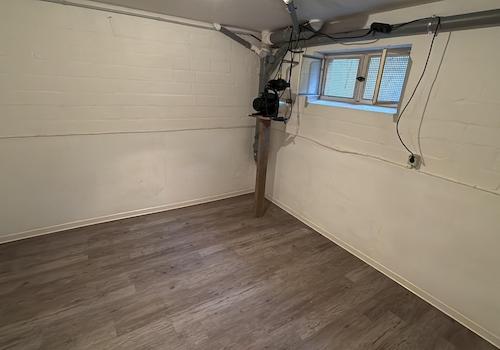 Keller (2) mit Brunnenpumpe