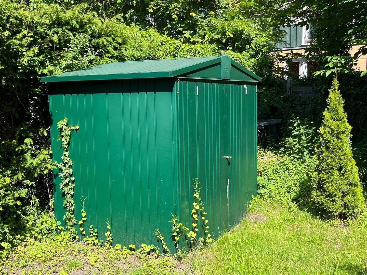 Kleines grünes Gerätehaus