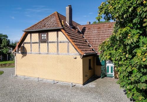Seitenansicht mit Eingangstür