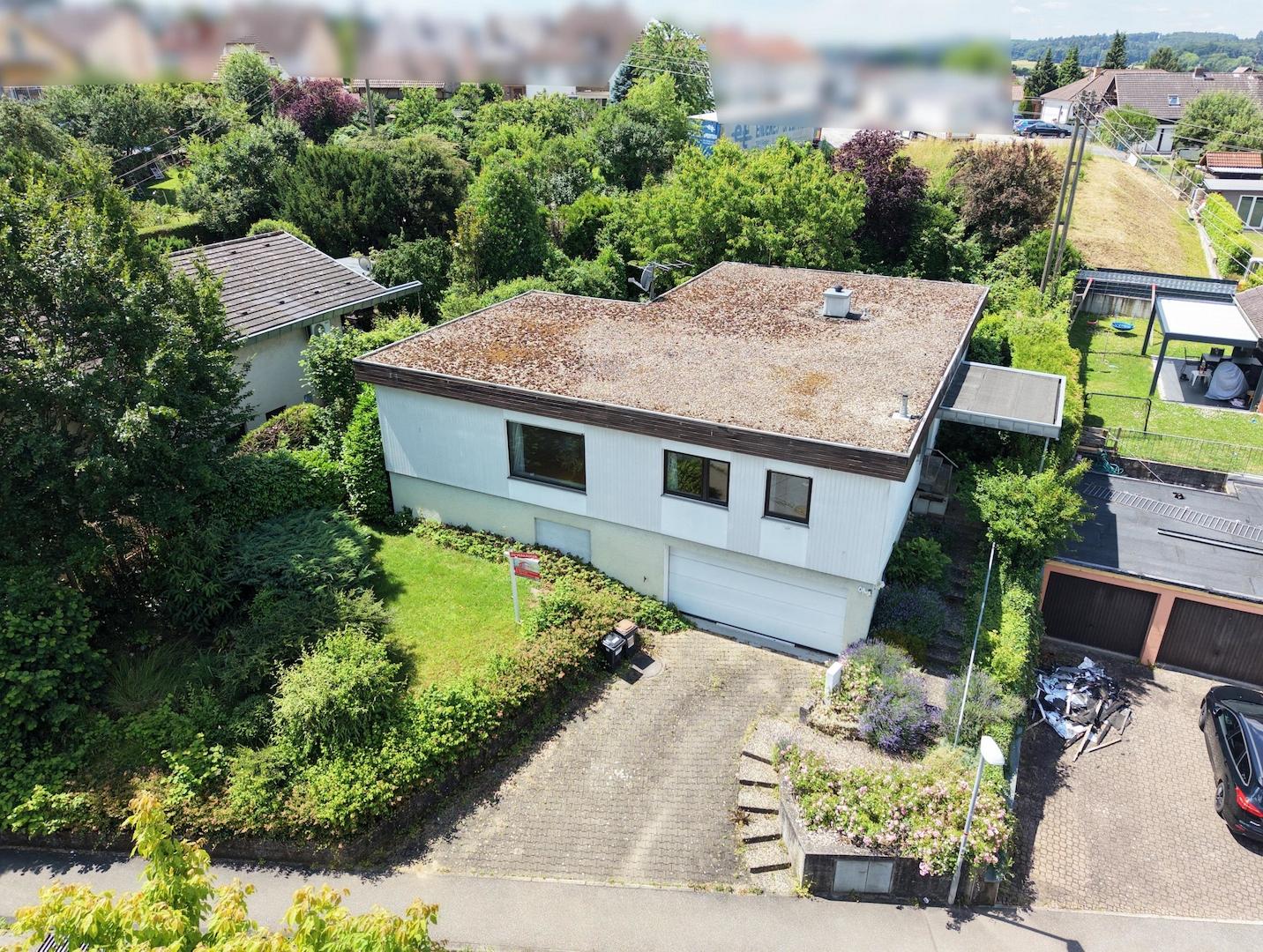 Luftbild von Haus und Zufahrt von der Strasse