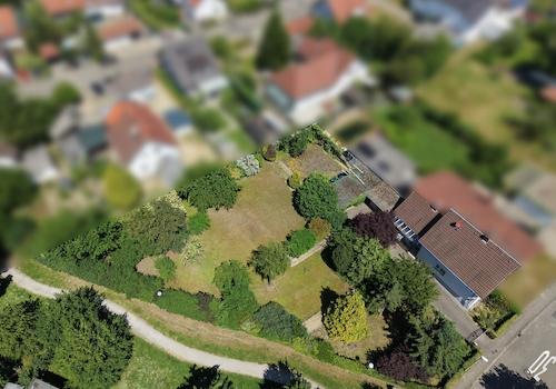Blick auf das Haus und den großen Garten