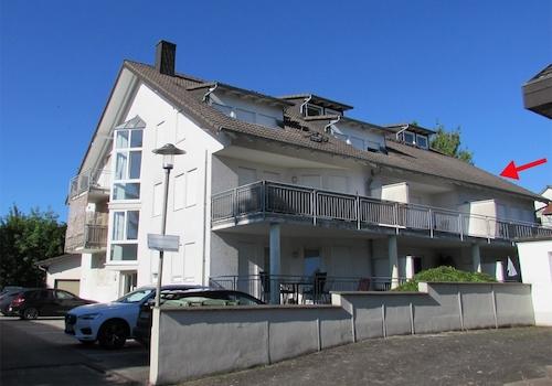 Blick auf das Mehrfamilienhaus