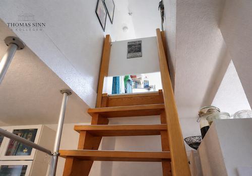 Treppe in ausgebaute Bühne
