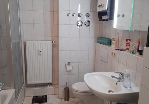Bad mit Wanne, Dusche, WC