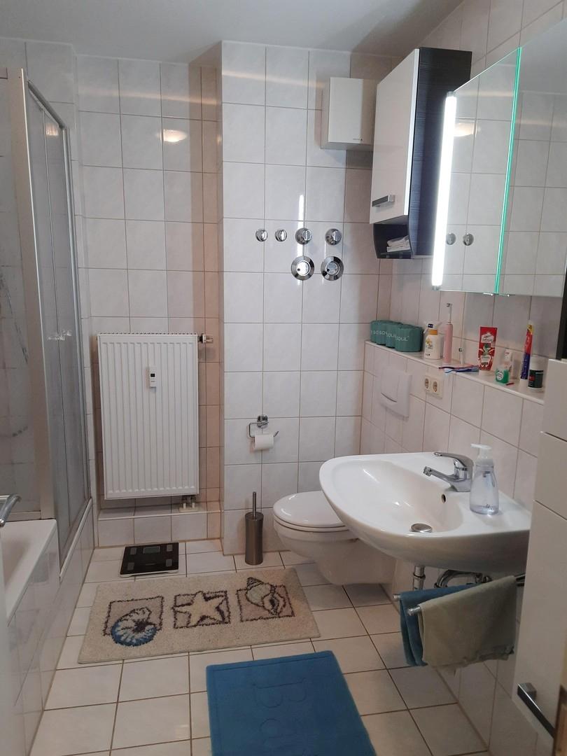 Bad mit Wanne, Dusche, WC