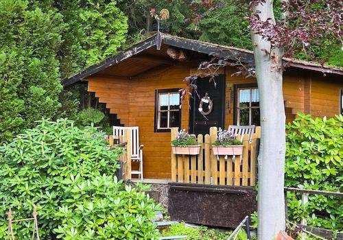 Blick zur Gartenhütte