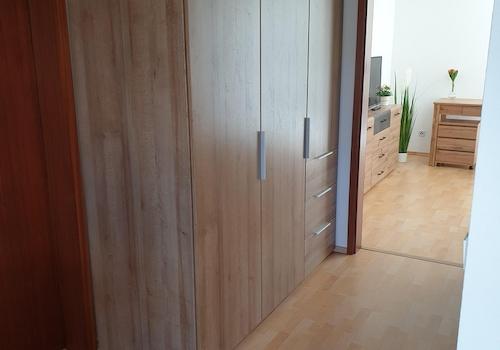 Blick zu großem Schrank