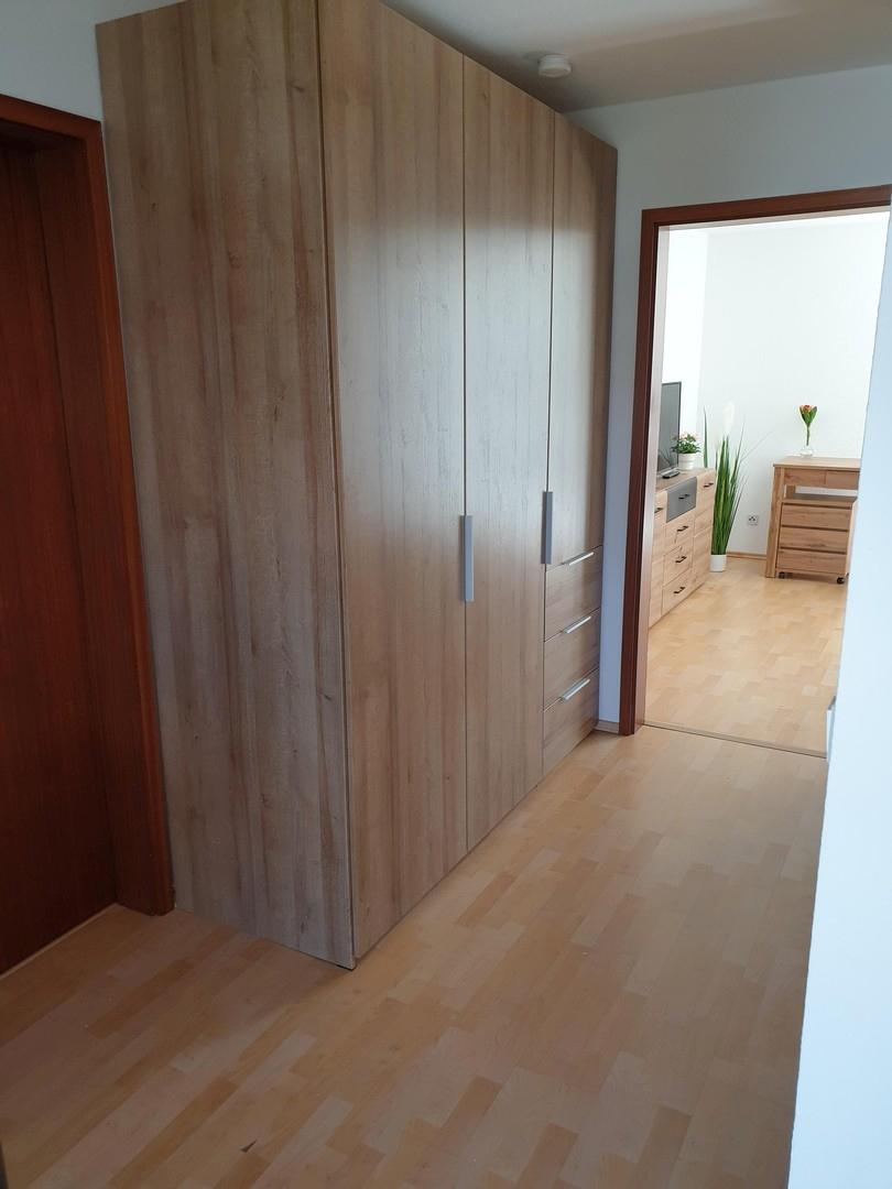 Blick zu großem Schrank
