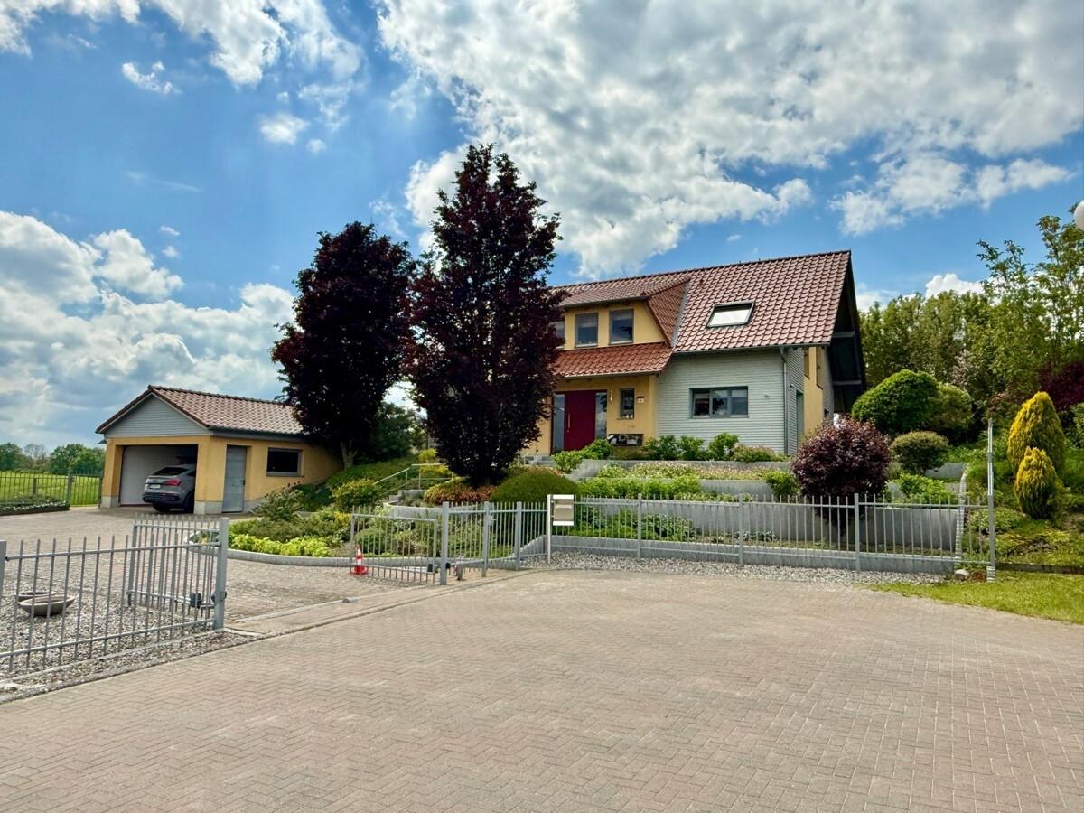 Einfamilienhaus mit Garage