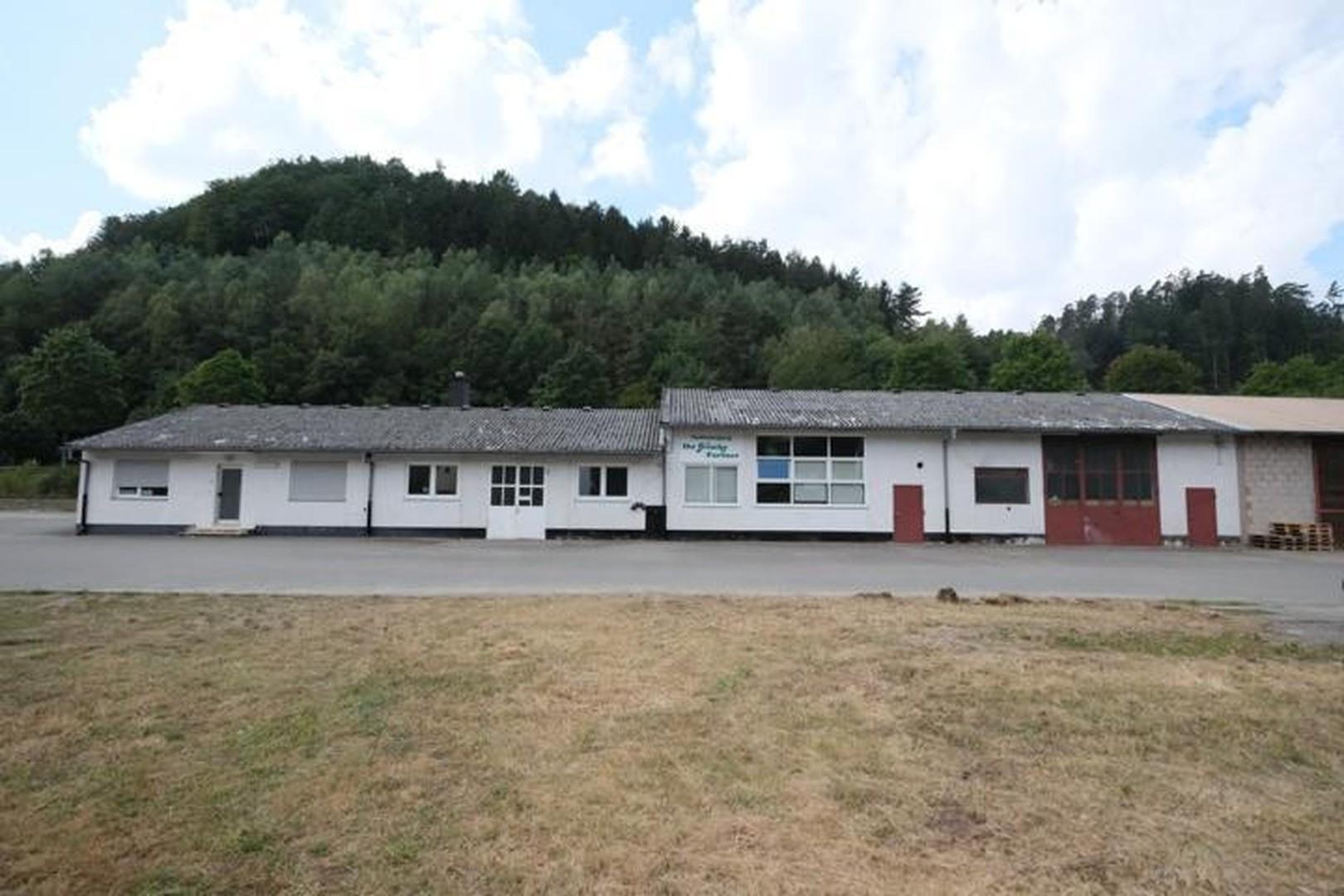 Gebäude mit weiteren Hallen 
