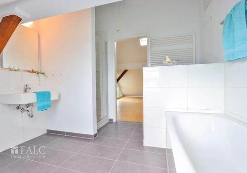 MIt Dusche und Wanne 