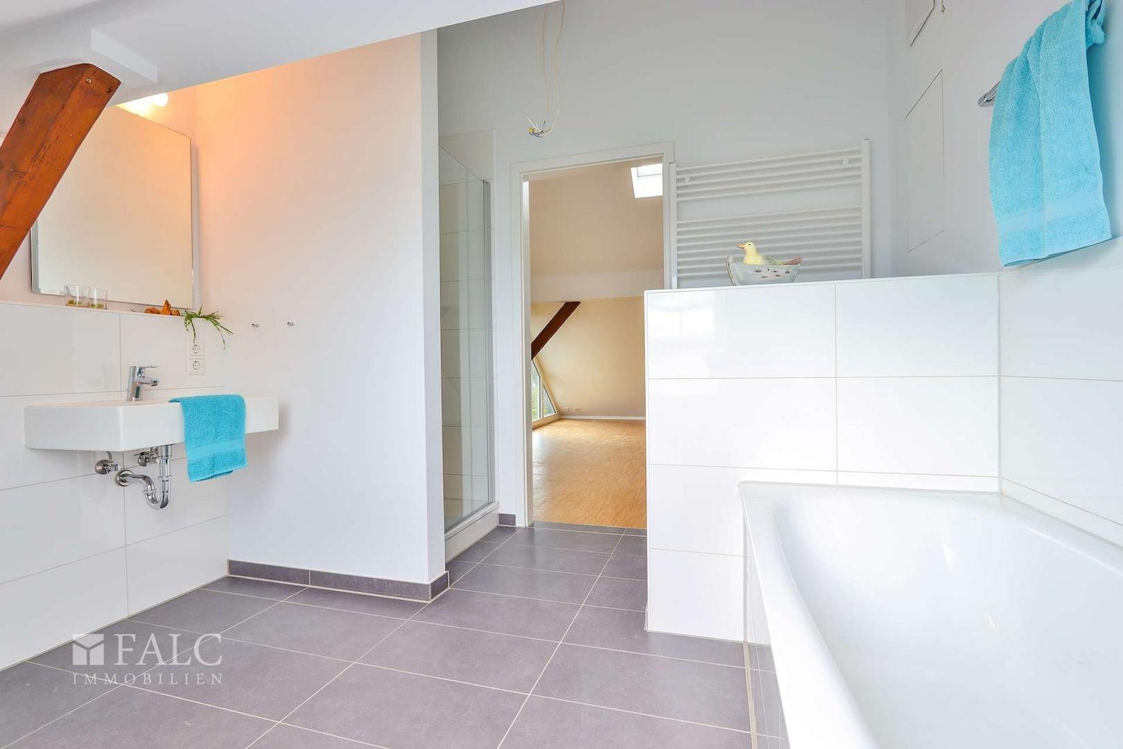 MIt Dusche und Wanne 
