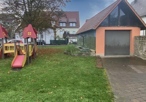 Spielfläche mit  extra langer Garage