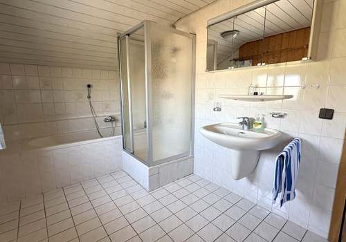....mit Dusche und Wanne
