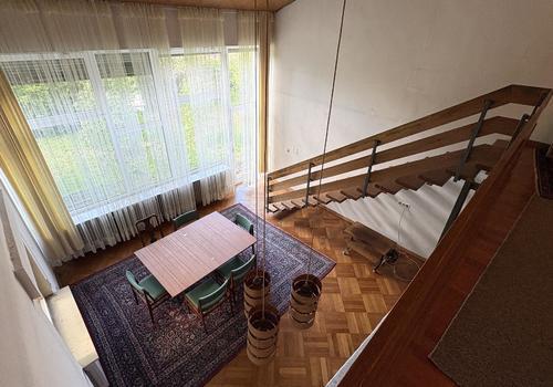Blick von der Galerie ins Wohnzimmer und in den Garten