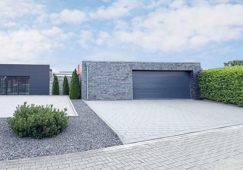 Doppelgarage mit Zugang zum Haus