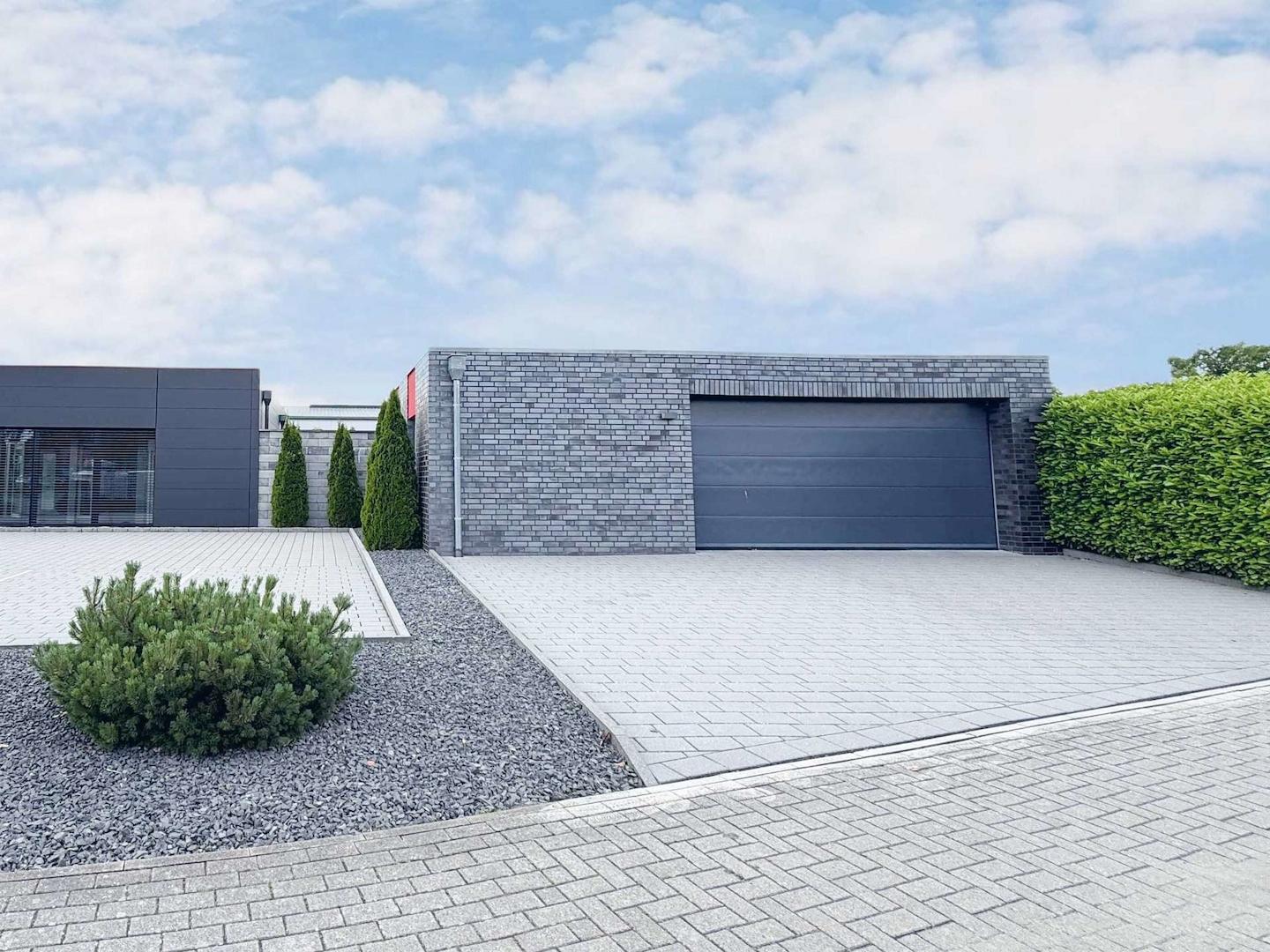 Doppelgarage mit Zugang zum Haus
