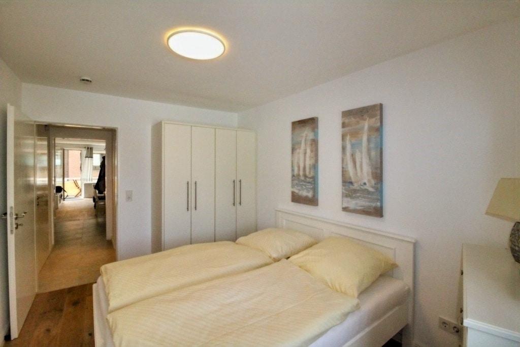 Schlafzimmer mit Blick durch die Wohnung