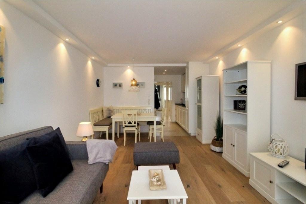 Wohn- und Essbereich mit Blick durch die Wohnung
