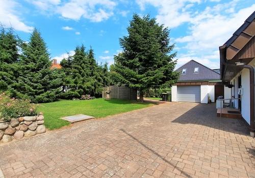 Gartenbereich und Auffahrt mit Garage