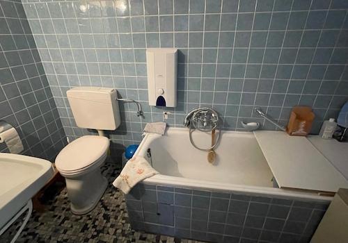 Haus 25b - innenliegendes Bad mit Wanne