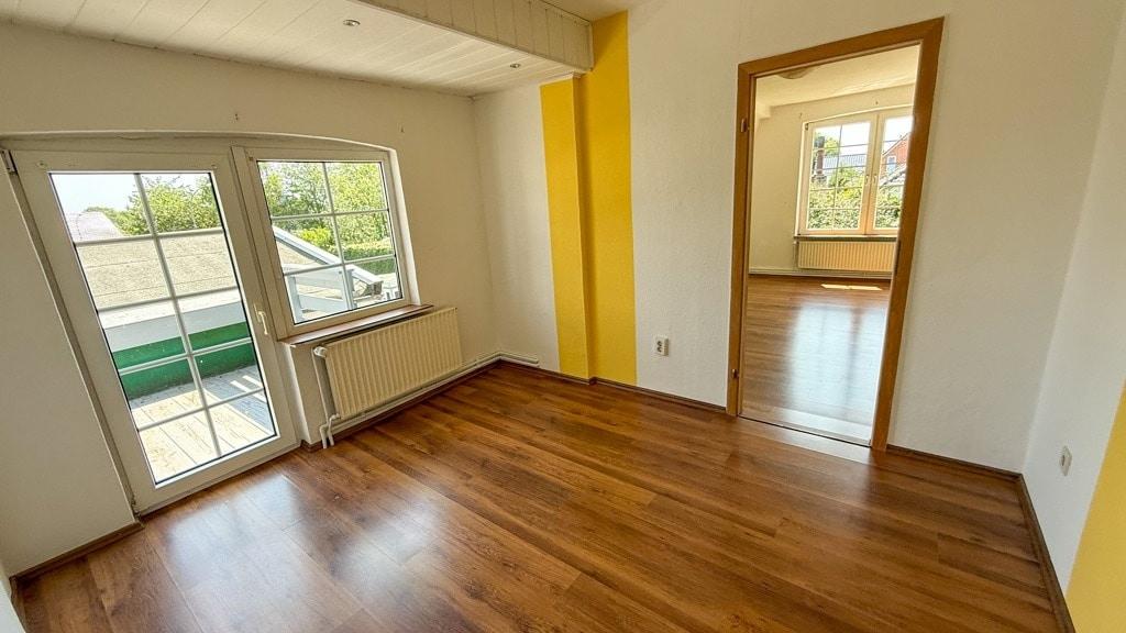 Durchgangszimmer mit Balkon