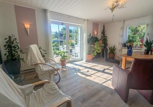 Wohnbereich mit Zugang zur Terrasse