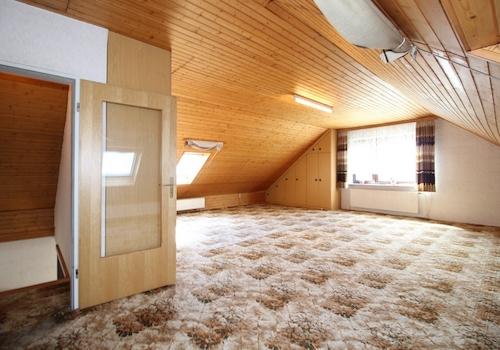 großes Zimmer im Dachgeschoss