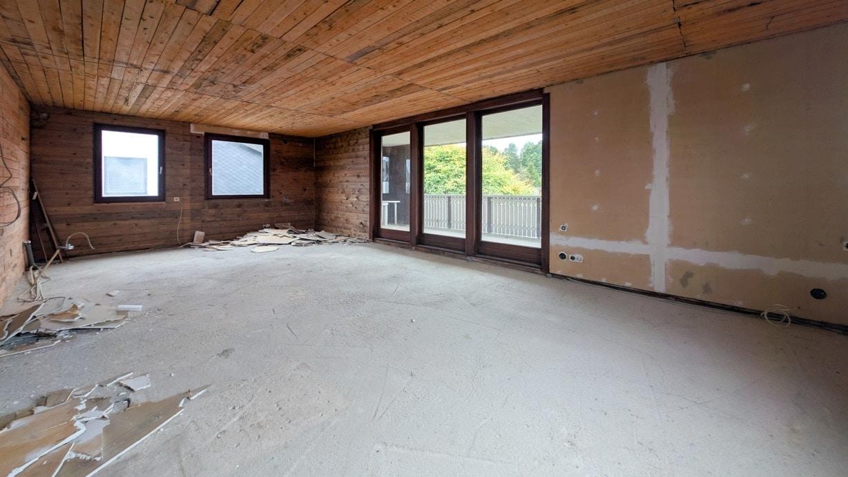 Wohn- Esszimmmer mit Küchenanschlüssen und Zugang zum Balkon im 1. Obergeschoss