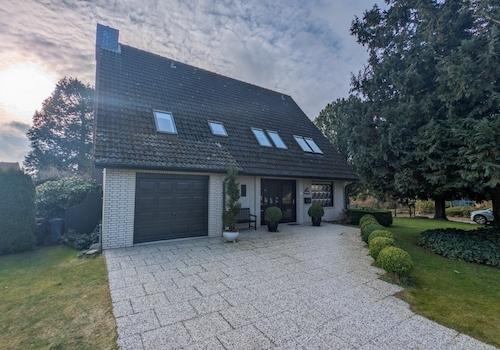 Integrierte Garage und Eingang