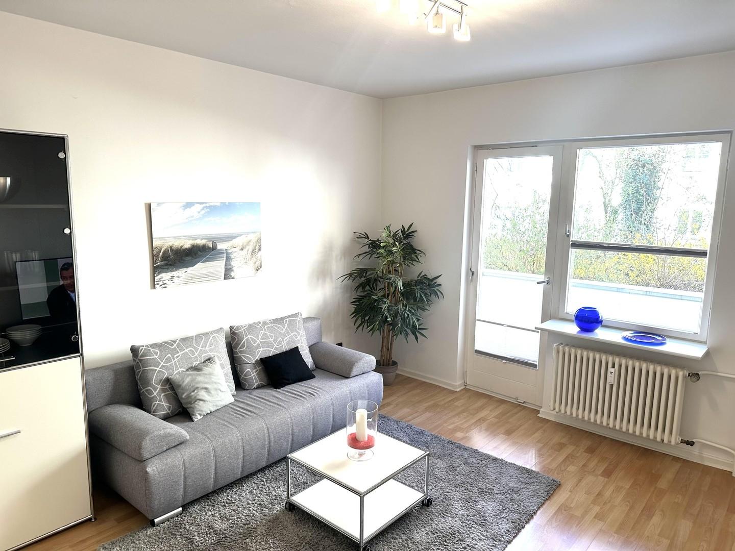 Wohnzimmer Blick zum Balkon