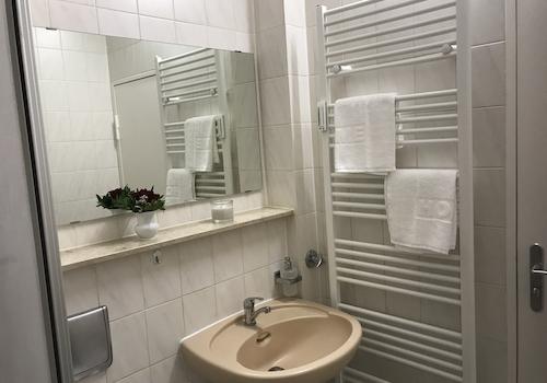 Badezimmer mit Dusche