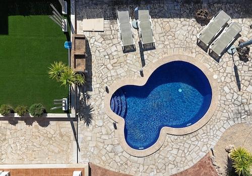 Außenansicht mit Pool