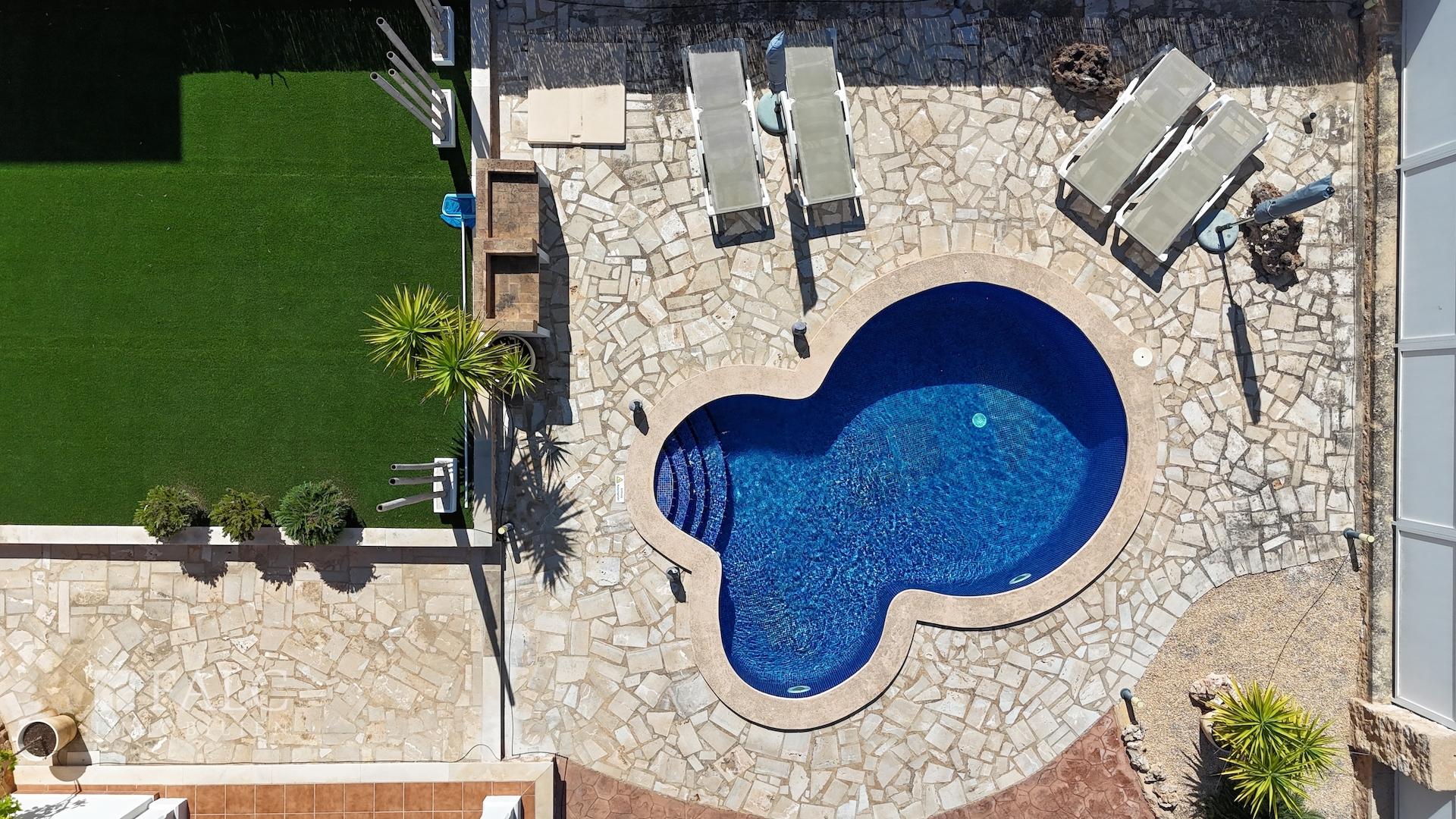 Außenansicht mit Pool