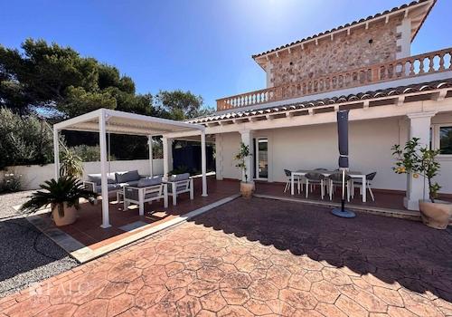 Terrasse mit überdachtem Sitzbereich