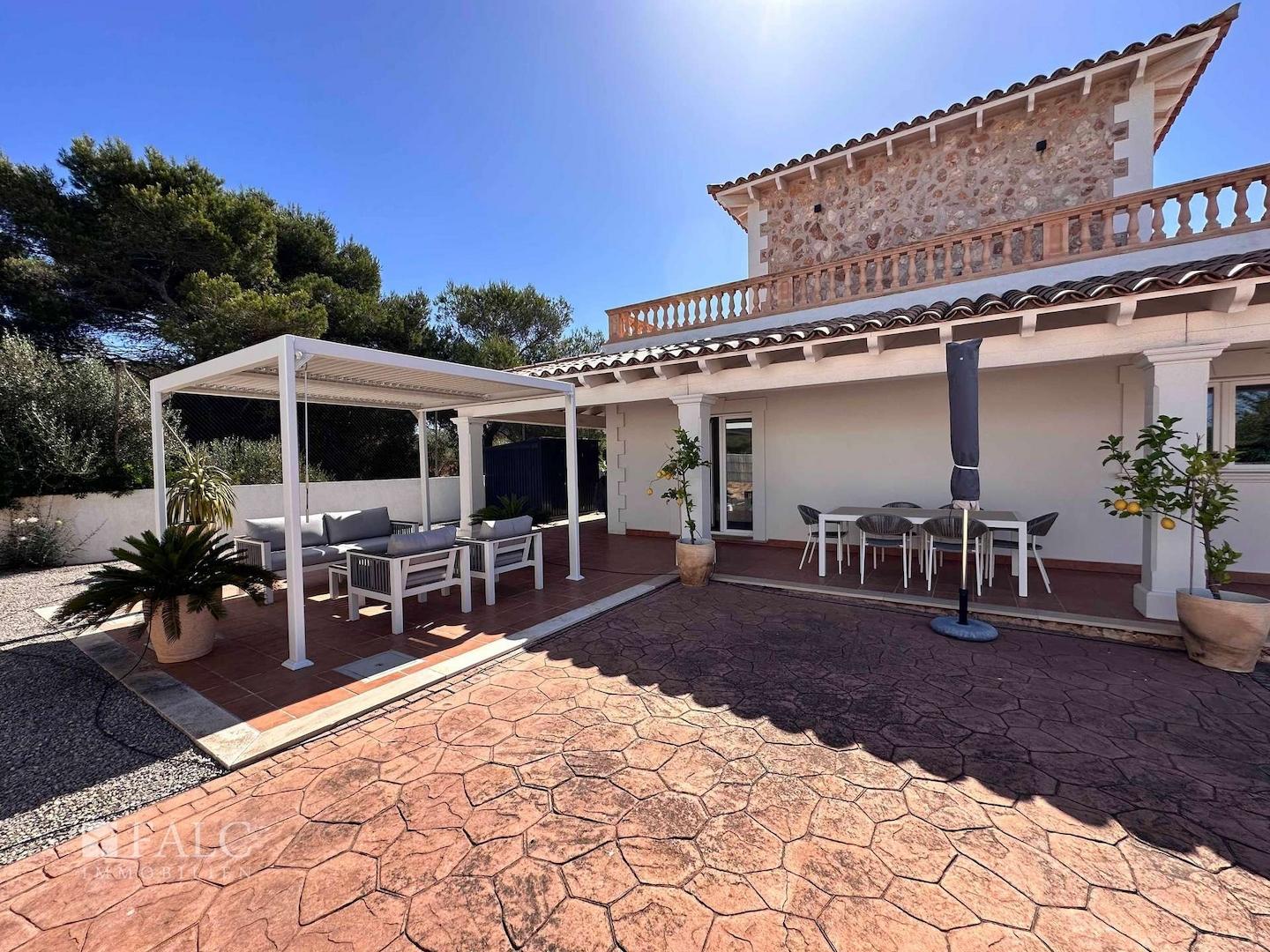 Terrasse mit überdachtem Sitzbereich