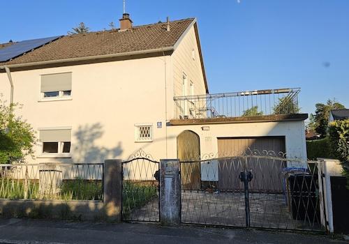 Hausansicht Eingang und Garage