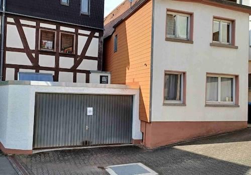 rückwärtige Ansicht mit Garage