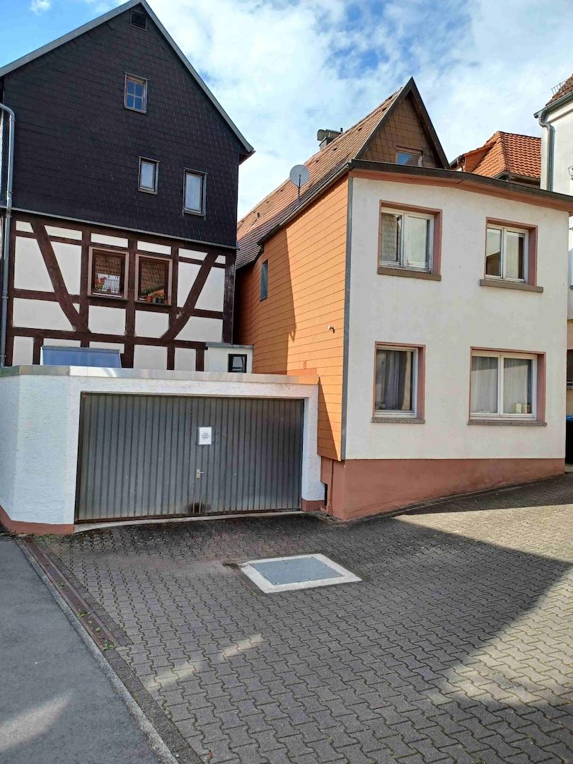 rückwärtige Ansicht mit Garage