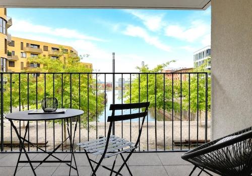 Balkon mit Blick auf das Hafen