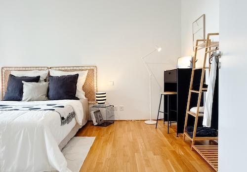 Schlafzimmer mit Arbeitsbereic