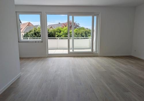 gemütliches Wohnzimmer mit direktem Zugang auf den Balkon