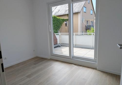 Kinderzimmer mit Zugang auf den Balkon