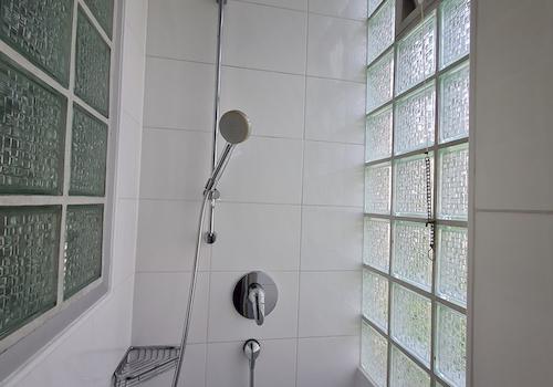 1. OG links Dusche