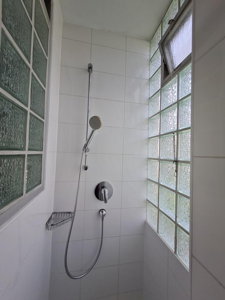1. OG links Dusche