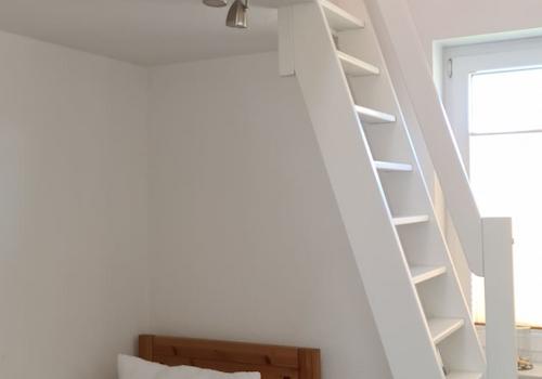 Kinderzimmer mit Leiteraufgang zur halboffenen Zwischendecke