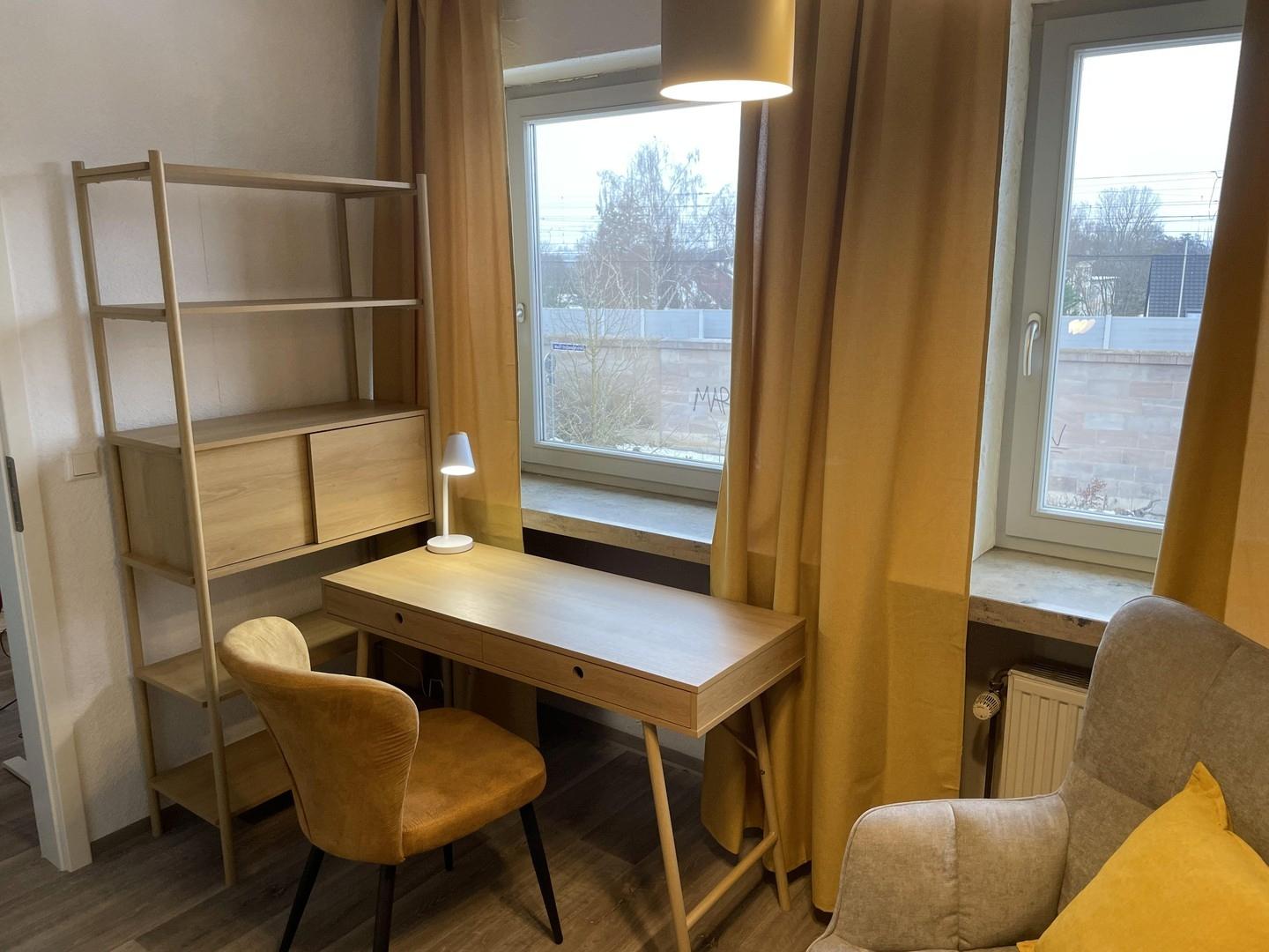 Schreibtisch mit Regal