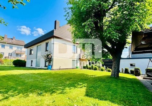 Zufahrt / Gartenbereich vor dem Haus + Überdachung