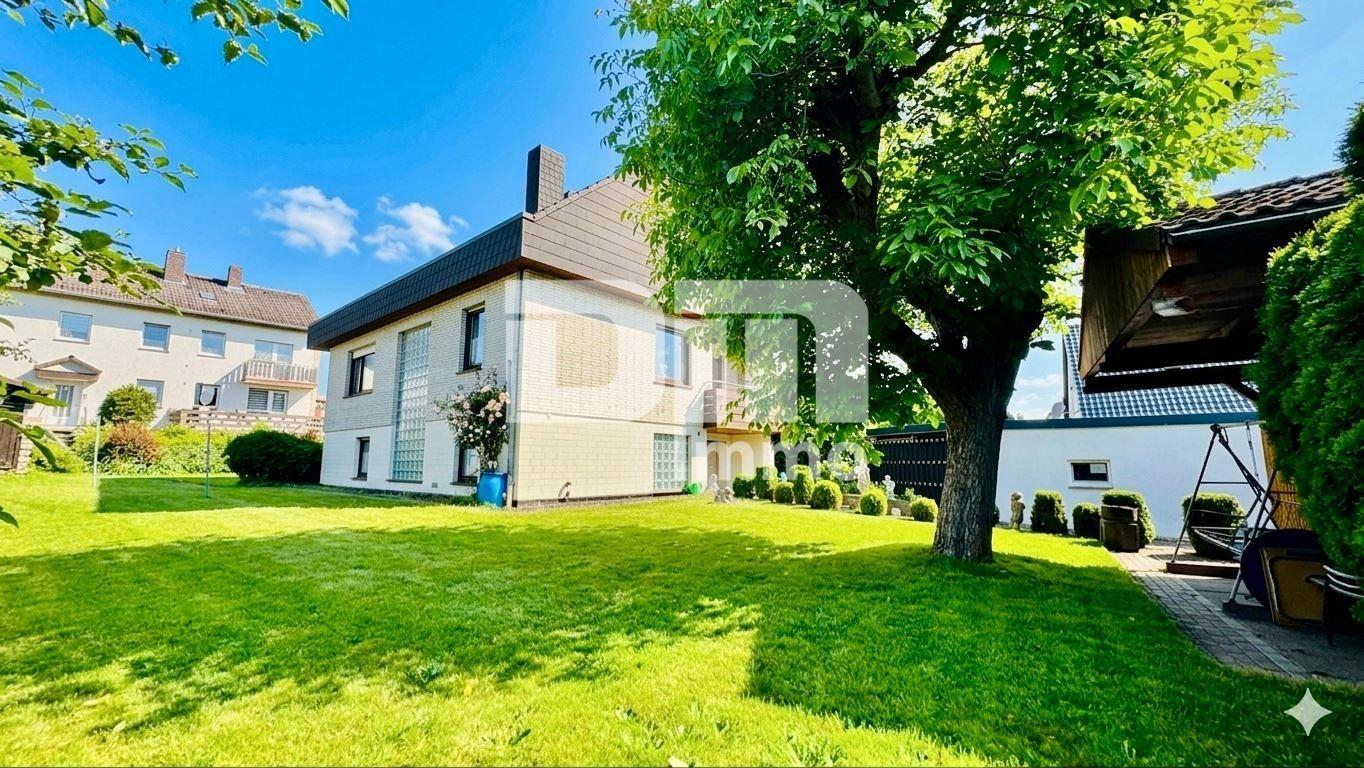 Zufahrt / Gartenbereich vor dem Haus + Überdachung