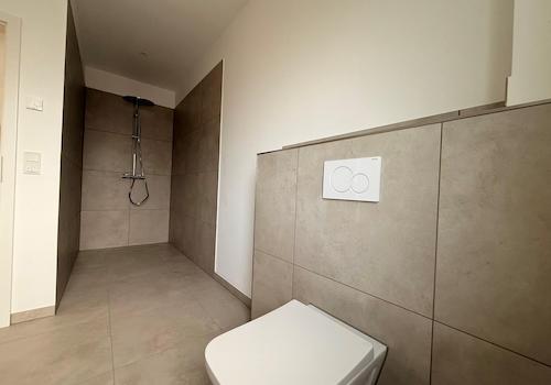 Bad mit großer Dusche